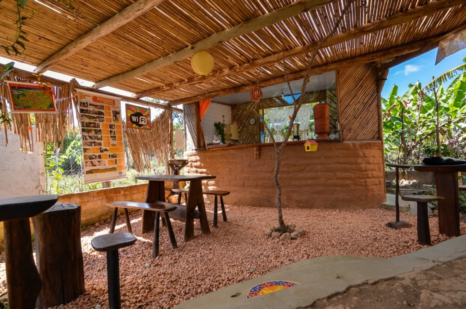Cozinha coletiva e refeitório da Shanti Pousada