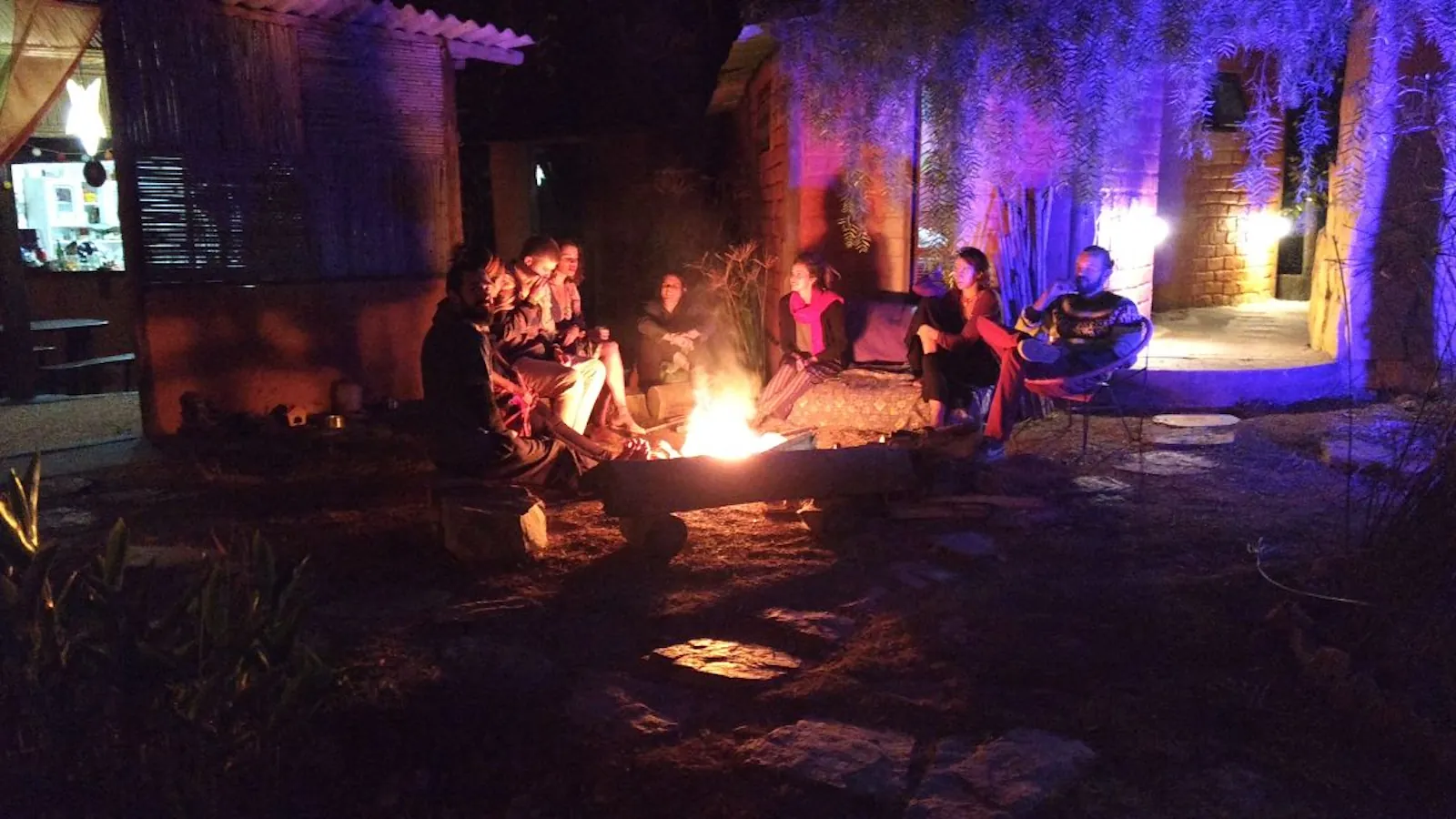 Fogueira à noite reunindo hóspedes na Shanti Pousada