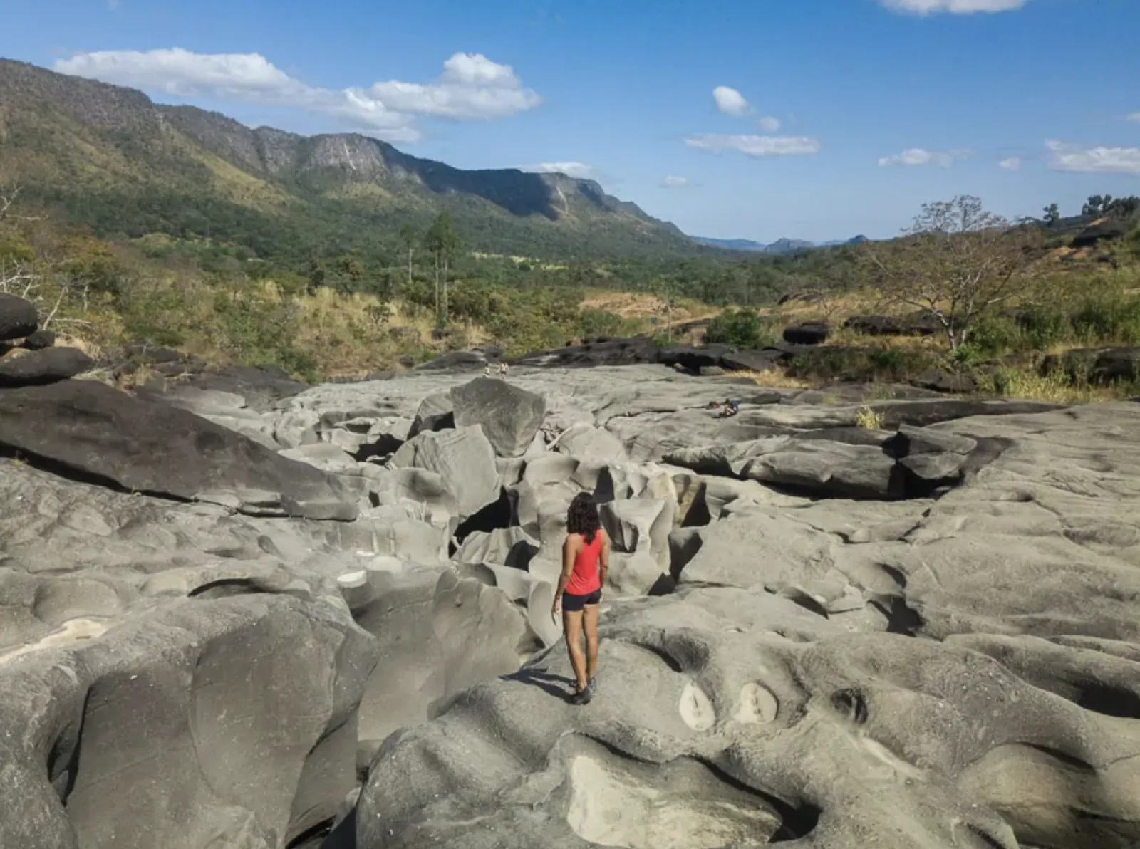 Vale da Lua, formações rochosas e piscinas naturais na Chapada dos Veadeiros